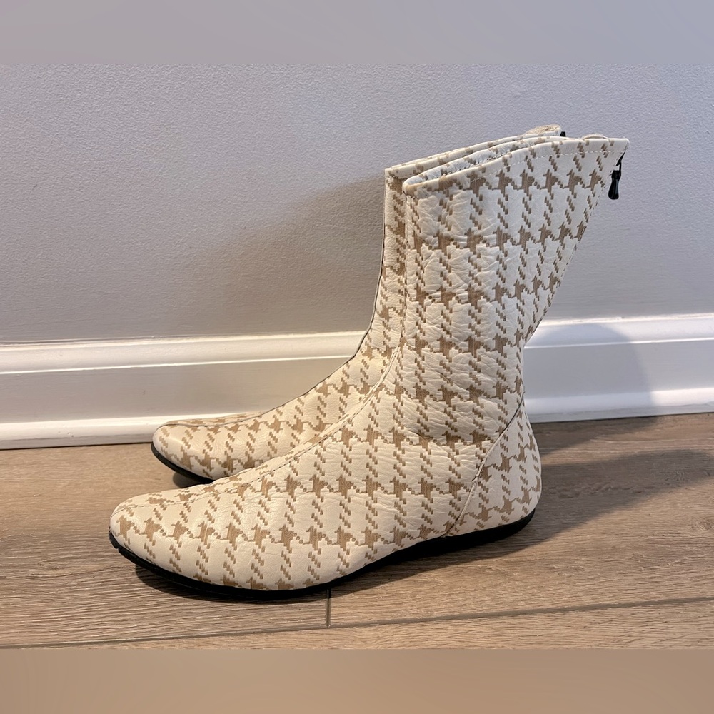 Arche hand crafted in France, ivory and camel houndstooth leather booties, sz 7